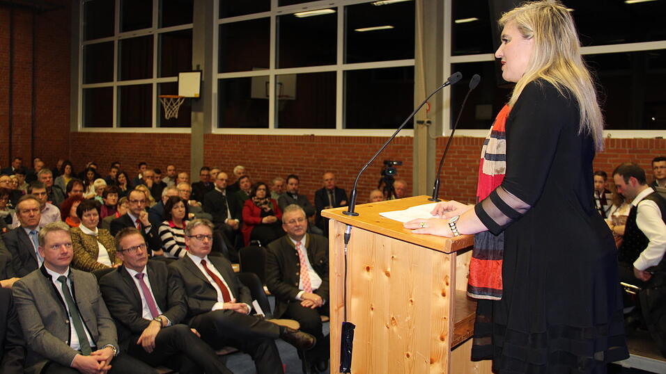 Die bayerische Gesundheits- und Pflegeministerin Melanie Huml sprach beim CSU Neujahrsempfang vor rund 200 Gästen über Anreize, die die Staatsregierung setzen möchte, damit sich mehr Ärzte auf dem Land niederlassen. Die bayerische Gesundheits- und Pflegeministerin Melanie Huml sprach beim CSU Neujahrsempfang vor rund 200 Gästen über Anreize, die die Staatsregierung setzen möchte, damit sich mehr Ärzte auf dem Land niederlassen.