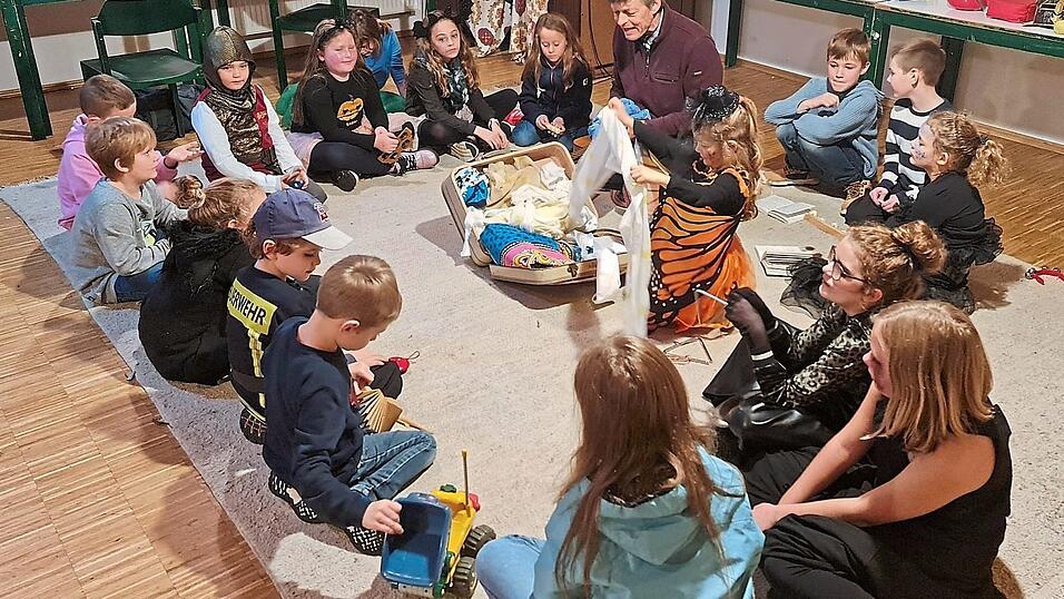Stadtpfarrer Ulrich Fritsch mit den Kindern beim Mutmach- statt einem Gruselabend.