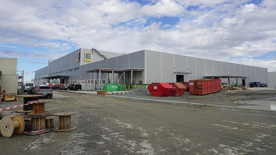 Von außen ist das neue Edeka-Getränkelager in Wallersdorf fertig. Bis es im Herbst 2025 in Betrieb genommen wird, ist aber im Inneren noch einiges zu tun. Auch die Zufahrtswege und Parkplätze müssen noch befestigt werden. Von außen ist das neue Edeka-Getränkelager in Wallersdorf fertig. Bis es im Herbst 2025 in Betrieb genommen wird, ist aber im Inneren noch einiges zu tun. Auch die Zufahrtswege und Parkplätze müssen noch befestigt werden.
