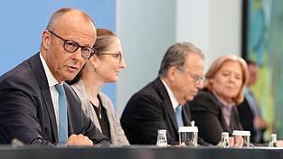 Bundeskanzler Friedrich Merz (CDU, l.) und Arbeitsministerin Bärbel Bas (SPD, r.) haben am Dienstag die Vorschläge der Rentenkommission unter ihren Vorsitzenden Constanze Janda und Frank-Jürgen Weise entgegengenommen. Bundeskanzler Friedrich Merz (CDU, l.) und Arbeitsministerin Bärbel Bas (SPD, r.) haben am Dienstag die Vorschläge der Rentenkommission unter ihren Vorsitzenden Constanze Janda und Frank-Jürgen Weise entgegengenommen.