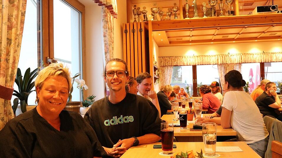 Zum gemeinsamen Abendessen trafen sich die Jugendreferentin des Marktrats, Sabine Ewert, und Jugendpfleger Philipp Barthelme mit allen Helfern bei den Ferienspielen im Gasthaus Rosenwirt. Zum gemeinsamen Abendessen trafen sich die Jugendreferentin des Marktrats, Sabine Ewert, und Jugendpfleger Philipp Barthelme mit allen Helfern bei den Ferienspielen im Gasthaus Rosenwirt.