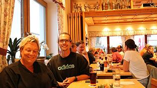 Zum gemeinsamen Abendessen trafen sich die Jugendreferentin des Marktrats, Sabine Ewert, und Jugendpfleger Philipp Barthelme mit allen Helfern bei den Ferienspielen im Gasthaus Rosenwirt. Zum gemeinsamen Abendessen trafen sich die Jugendreferentin des Marktrats, Sabine Ewert, und Jugendpfleger Philipp Barthelme mit allen Helfern bei den Ferienspielen im Gasthaus Rosenwirt.
