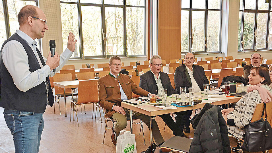 Der BBV-Vizepräsident und Oberpfälzer Bezirkspräsident Ely Eibisch (links) bei seinem Vortrag. Am Tisch hören zu: die stellvertretenden BBV-Kreisobmänner Thomas Scheuerer und Franz Obeth, BBV-Geschäftsführer Josef Wittmann und Hans Biener sowie Kreisbäuerin Beate Stadler-Weikl. Der BBV-Vizepräsident und Oberpfälzer Bezirkspräsident Ely Eibisch (links) bei seinem Vortrag. Am Tisch hören zu: die stellvertretenden BBV-Kreisobmänner Thomas Scheuerer und Franz Obeth, BBV-Geschäftsführer Josef Wittmann und Hans Biener sowie Kreisbäuerin Beate Stadler-Weikl.