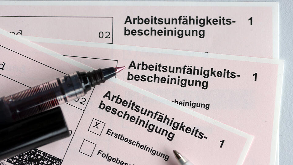 In Niederbayern haben sich im ersten Halbjahr 2023 deutlich mehr Menschen krank gemeldet als im Vorjahr.