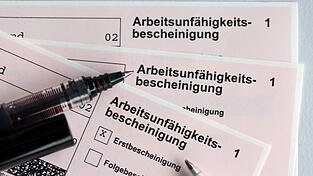 In Niederbayern haben sich im ersten Halbjahr 2023 deutlich mehr Menschen krank gemeldet als im Vorjahr.