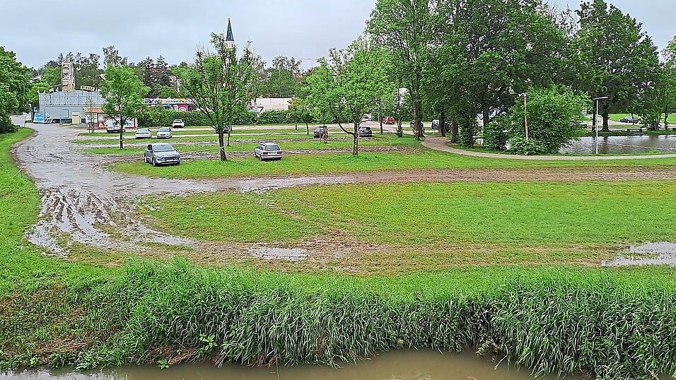 Der Volksfestplatz in Velden liegt zwischen Altbach und Vils. Der Parkplatz war bereits am Freitagmittag stark durchn&auml;sst.