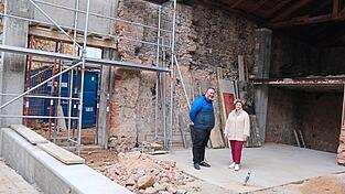Erstaunt vom zügigen Fortschritt macht sich Bürgermeisterin Alexandra Riedl mit Architekt Florian Brunner ein Bild vom Umbau des Platzerstadels. Nachdem die Betonbauarbeiten für die Fassade abgeschlossen sind, zeigen sich bereits die künftigen Ausmaße des Gebäudes.