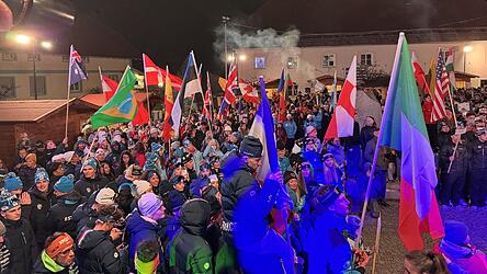Ein Fahnenmeer &uuml;berflutete den Bodenmaiser Marktplatz.