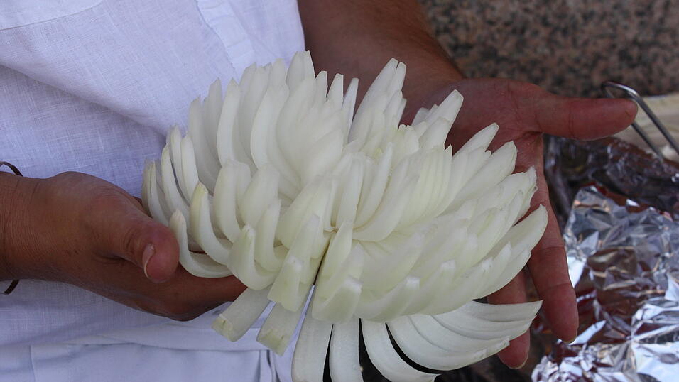 Zuerst wird die milde Gemüsezwiebel mit einem Stanzgerät sternenförmig aufgeschnitten, damit sie wie eine Rose aussieht. Zuerst wird die milde Gemüsezwiebel mit einem Stanzgerät sternenförmig aufgeschnitten, damit sie wie eine Rose aussieht.