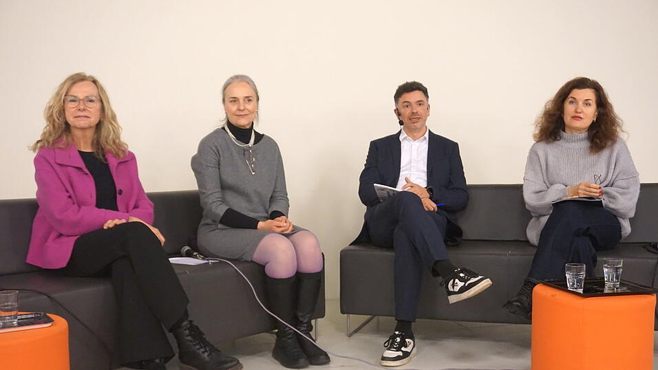 Bei der Diskussion: (von links) Karin Samuelli (Rektorin Pestalozzi Mittelschule), Martina Ortner (OTH-Professorin), Moderator Matthias Vernim und Valeriia Mishkurova (Mitglied im Vorstand von Campus Asyl). Bei der Diskussion: (von links) Karin Samuelli (Rektorin Pestalozzi Mittelschule), Martina Ortner (OTH-Professorin), Moderator Matthias Vernim und Valeriia Mishkurova (Mitglied im Vorstand von Campus Asyl).