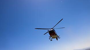Der Notarzt kam mit einem Rettungshubschrauber zum Unfallort. (Symbolbild) Der Notarzt kam mit einem Rettungshubschrauber zum Unfallort. (Symbolbild)