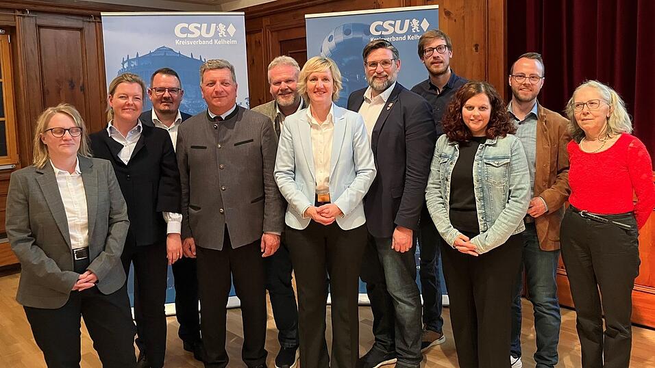 Bezirksvorsitzender Christian Bernreiter (4. v. l.) gratulierte dem neugewählten Vorstand des CSU-Kreisverbandes Kelheim (v. l.): Dagmar Rockmaier, Maureen Sperling, Andreas Diermeier, Siegfried Lösch, Petra Högl, Christian Schweiger, Janik Atzenbeck, Rebecca Liedl, Niklas Neumeyer und Isabella Goossens. Bezirksvorsitzender Christian Bernreiter (4. v. l.) gratulierte dem neugewählten Vorstand des CSU-Kreisverbandes Kelheim (v. l.): Dagmar Rockmaier, Maureen Sperling, Andreas Diermeier, Siegfried Lösch, Petra Högl, Christian Schweiger, Janik Atzenbeck, Rebecca Liedl, Niklas Neumeyer und Isabella Goossens.