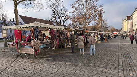 Viele Menschen flanierten am Sonntag durch die Ständereihen.