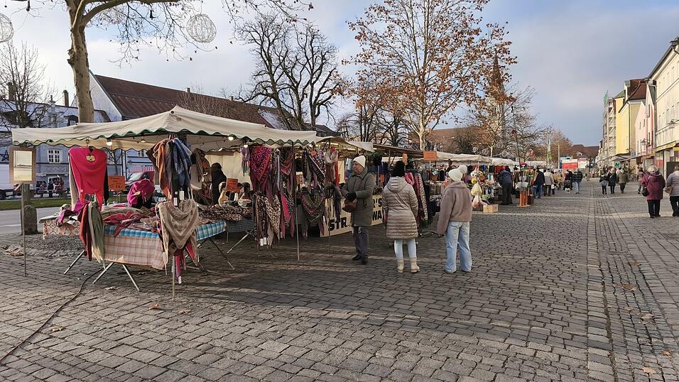 Viele Menschen flanierten am Sonntag durch die Ständereihen.