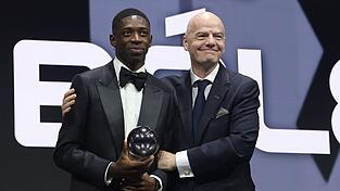 Dembélé (l.) bekam den nächsten Preis für seine starken Leistungen. Dembélé (l.) bekam den nächsten Preis für seine starken Leistungen.