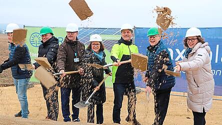 Beim Spatenstich f&uuml;r das 11-Megawatt-Projekt ERO: Berr-Chef Joachim Scherrer, Wirtschaftsreferent Georg Barfu&szlig; und Oberb&uuml;rgermeisterin Gertrud Maltz-Schwarzfischer (2. bis 4. von rechts) mit Vertretern der drei beteiligten Firmen.