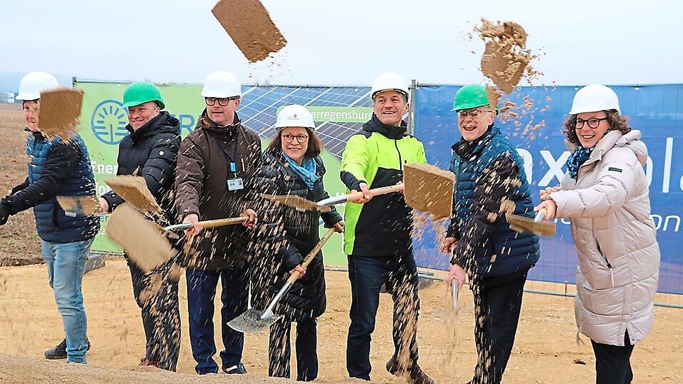 Beim Spatenstich f&uuml;r das 11-Megawatt-Projekt ERO: Berr-Chef Joachim Scherrer, Wirtschaftsreferent Georg Barfu&szlig; und Oberb&uuml;rgermeisterin Gertrud Maltz-Schwarzfischer (2. bis 4. von rechts) mit Vertretern der drei beteiligten Firmen.