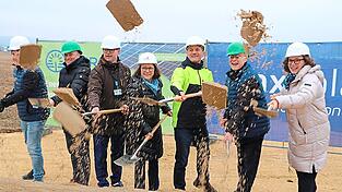 Beim Spatenstich f&uuml;r das 11-Megawatt-Projekt ERO: Berr-Chef Joachim Scherrer, Wirtschaftsreferent Georg Barfu&szlig; und Oberb&uuml;rgermeisterin Gertrud Maltz-Schwarzfischer (2. bis 4. von rechts) mit Vertretern der drei beteiligten Firmen.