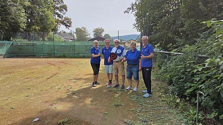 Bislang ist der fünfte Tennisplatz unbenutzt und in schlechtem Zustand. Die Verantwortlichen um TV-Vorsitzende Carola Höcherl-Neubauer (l.) und Abteilungsleiter Wolfgang Höring (Mitte) wollen das ändern. Bislang ist der fünfte Tennisplatz unbenutzt und in schlechtem Zustand. Die Verantwortlichen um TV-Vorsitzende Carola Höcherl-Neubauer (l.) und Abteilungsleiter Wolfgang Höring (Mitte) wollen das ändern.