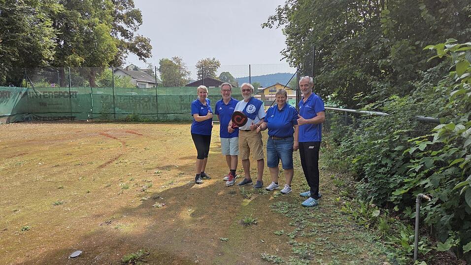 Bislang ist der fünfte Tennisplatz unbenutzt und in schlechtem Zustand. Die Verantwortlichen um TV-Vorsitzende Carola Höcherl-Neubauer (l.) und Abteilungsleiter Wolfgang Höring (Mitte) wollen das ändern. Bislang ist der fünfte Tennisplatz unbenutzt und in schlechtem Zustand. Die Verantwortlichen um TV-Vorsitzende Carola Höcherl-Neubauer (l.) und Abteilungsleiter Wolfgang Höring (Mitte) wollen das ändern.