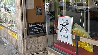 Das Café Kosmos will zur Wiesn keine Menschen in Tracht. Das Café Kosmos will zur Wiesn keine Menschen in Tracht.