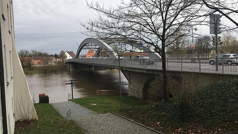 Gegen Mittag hatte der Pegel der Donau bei Straubing bereits die Marke von 510 Zentimetern &uuml;berschritten. Aufgenommen an der Schlossbr&uuml;cke.