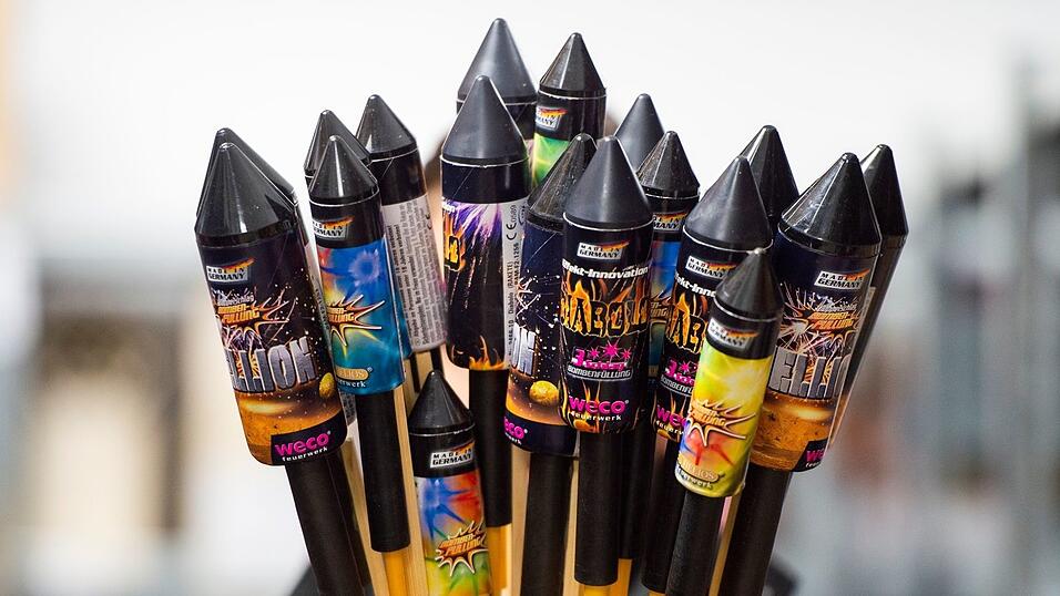 Für einige sind Silvesterraketen der größte Spaß des Jahres. (Archivbild)