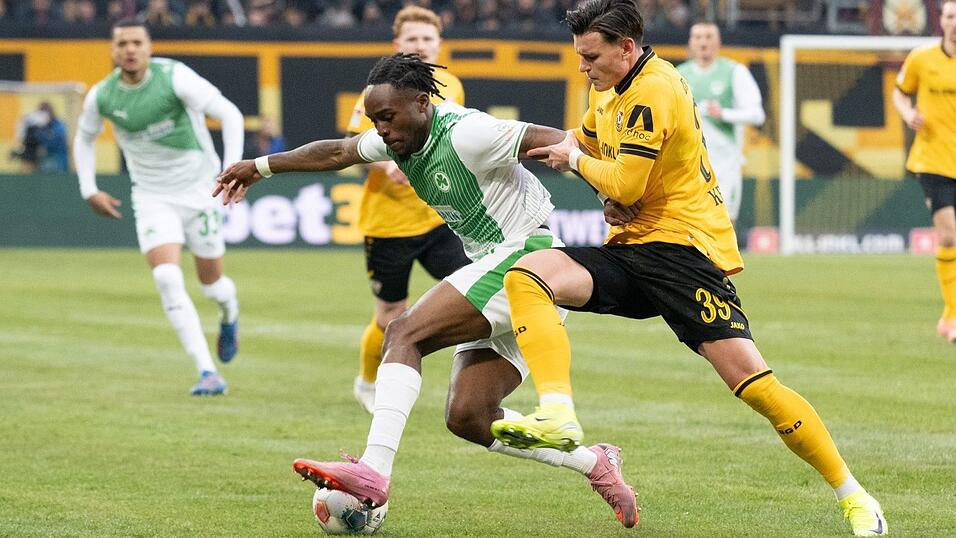 Noel Futkeu (M, SpVgg Greuther F&uuml;rth) im Zweikampf mit Thomas Keller (r, Dynamo Dresden). Der Dresdner traf zur F&uuml;hrung.