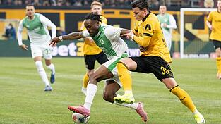 Noel Futkeu (M, SpVgg Greuther F&uuml;rth) im Zweikampf mit Thomas Keller (r, Dynamo Dresden). Der Dresdner traf zur F&uuml;hrung.