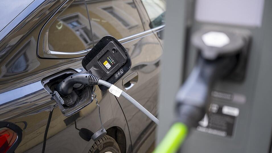 Autok&auml;ufer k&ouml;nnen ab diesen Dienstag wieder eine staatliche F&ouml;rderung f&uuml;r Elektro-Autos beantragen. Bis zu 6.000 Euro gibt es.