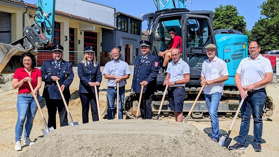 Den offiziellen Startschuss für den Neubau gaben mit dem Spatenstich (v. l.) Uschi Haas, 2. Kommandant Florian Schwab, 1. Vorsitzende Hannah Santner, Bauunternehmer Konrad Hellerer, 1. Kommandant Stefan Räder, Bürgermeister Martin Hiergeist, Architekt Klaus Ammer, 2. Vorsitzender und Unternehmer Gerhard Haas. Den offiziellen Startschuss für den Neubau gaben mit dem Spatenstich (v. l.) Uschi Haas, 2. Kommandant Florian Schwab, 1. Vorsitzende Hannah Santner, Bauunternehmer Konrad Hellerer, 1. Kommandant Stefan Räder, Bürgermeister Martin Hiergeist, Architekt Klaus Ammer, 2. Vorsitzender und Unternehmer Gerhard Haas.