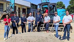 Den offiziellen Startschuss für den Neubau gaben mit dem Spatenstich (v. l.) Uschi Haas, 2. Kommandant Florian Schwab, 1. Vorsitzende Hannah Santner, Bauunternehmer Konrad Hellerer, 1. Kommandant Stefan Räder, Bürgermeister Martin Hiergeist, Architekt Klaus Ammer, 2. Vorsitzender und Unternehmer Gerhard Haas. Den offiziellen Startschuss für den Neubau gaben mit dem Spatenstich (v. l.) Uschi Haas, 2. Kommandant Florian Schwab, 1. Vorsitzende Hannah Santner, Bauunternehmer Konrad Hellerer, 1. Kommandant Stefan Räder, Bürgermeister Martin Hiergeist, Architekt Klaus Ammer, 2. Vorsitzender und Unternehmer Gerhard Haas.