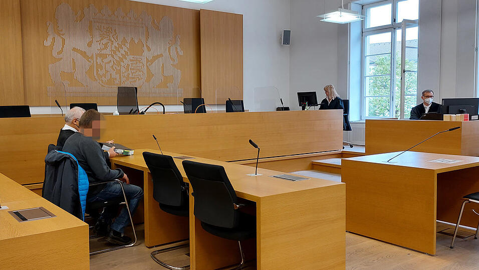 Der angeklagte Motorradfahrer im Verhandlungssaal des Landgerichts Deggendorf mit seinem Verteidiger. Jetzt steht fest: Der 57-Jährige ist zu drei Jahren und drei Monaten Haft verurteilt worden. Der angeklagte Motorradfahrer im Verhandlungssaal des Landgerichts Deggendorf mit seinem Verteidiger. Jetzt steht fest: Der 57-Jährige ist zu drei Jahren und drei Monaten Haft verurteilt worden.