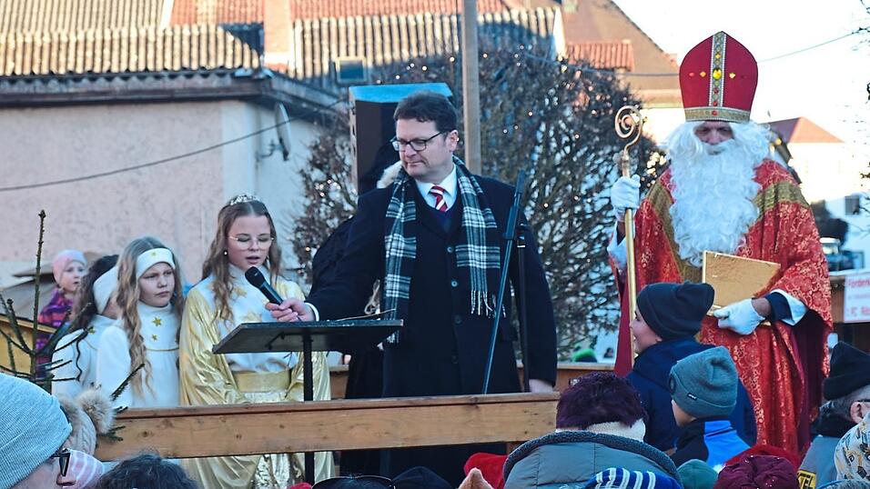 Christkindl, Engel und Nikolaus dürfen auch heuer beim Rötzer Christkindlmarkt nicht fehlen. Christkindl, Engel und Nikolaus dürfen auch heuer beim Rötzer Christkindlmarkt nicht fehlen.