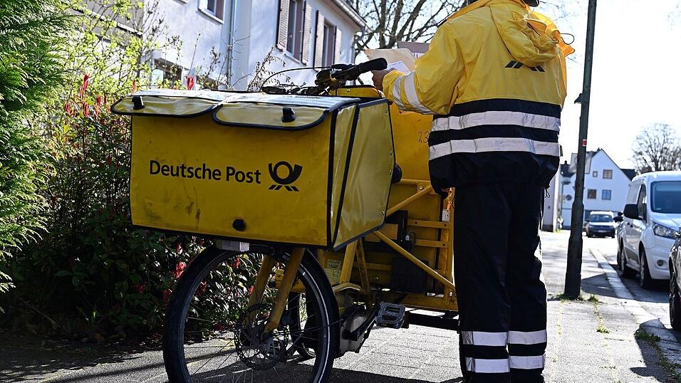Die meisten Briefe tragen hierzulande Postboten der Deutschen Post aus. (Archivbild) Die meisten Briefe tragen hierzulande Postboten der Deutschen Post aus. (Archivbild)