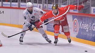Manuel Edfelder (links) lief zuletzt für die Blue Devils Weiden in der DEL2 auf, mit denen ihm in den Playdowns der Klassenerhalt gelang. Manuel Edfelder (links) lief zuletzt für die Blue Devils Weiden in der DEL2 auf, mit denen ihm in den Playdowns der Klassenerhalt gelang.