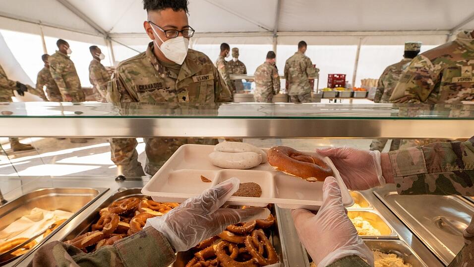 Hilft beim Einleben: US-Soldaten bekommen auf dem Gel&auml;nde des Truppen&uuml;bungsplatzes Grafenw&ouml;hr Essenstabletts - darauf jeweils Wei&szlig;w&uuml;rste, s&uuml;&szlig;er Senf, Obatzda und eine Brezel.