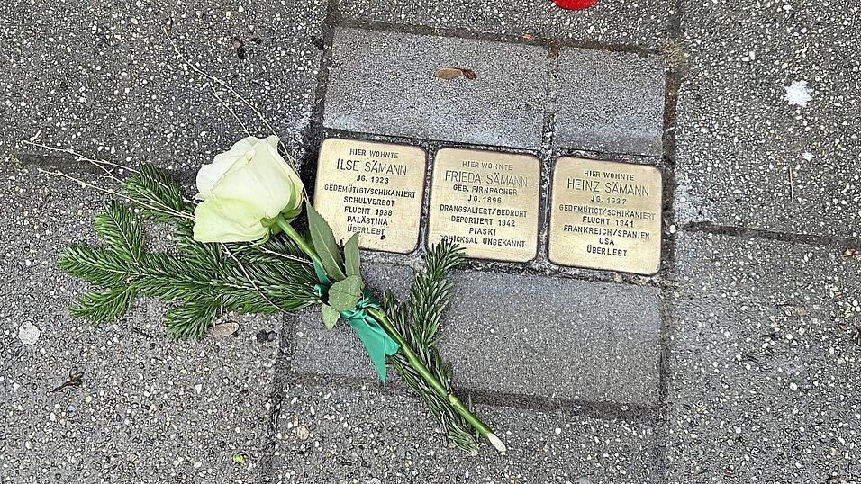 Unter anderem in der Orleansstraße wurden Stolpersteine beschädigt. Am Sonntag haben ein Dutzend Regensburgerinnen und Regensburger den Schaden nun beseitigt. Unter anderem in der Orleansstraße wurden Stolpersteine beschädigt. Am Sonntag haben ein Dutzend Regensburgerinnen und Regensburger den Schaden nun beseitigt.