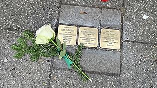 Unter anderem in der Orleansstraße wurden Stolpersteine beschädigt. Am Sonntag haben ein Dutzend Regensburgerinnen und Regensburger den Schaden nun beseitigt. Unter anderem in der Orleansstraße wurden Stolpersteine beschädigt. Am Sonntag haben ein Dutzend Regensburgerinnen und Regensburger den Schaden nun beseitigt.