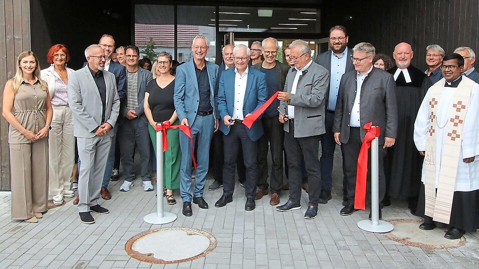 Mit der symbolischen Durchtrennung des roten Bandes durch die Ehrengäste wurde das Jugendwohnhaus offiziell seiner Bestimmung übergeben. Markus Pannermayr (vor dem roten Band, links) überließ seine Schere Alois Lermer (Zweiter von links), der sich sehr um das Projekt verdient gemacht habe. Foto: Elisabeth Ammer Mit der symbolischen Durchtrennung des roten Bandes durch die Ehrengäste wurde das Jugendwohnhaus offiziell seiner Bestimmung übergeben. Markus Pannermayr (vor dem roten Band, links) überließ seine Schere Alois Lermer (Zweiter von links), der sich sehr um das Projekt verdient gemacht habe. Foto: Elisabeth Ammer