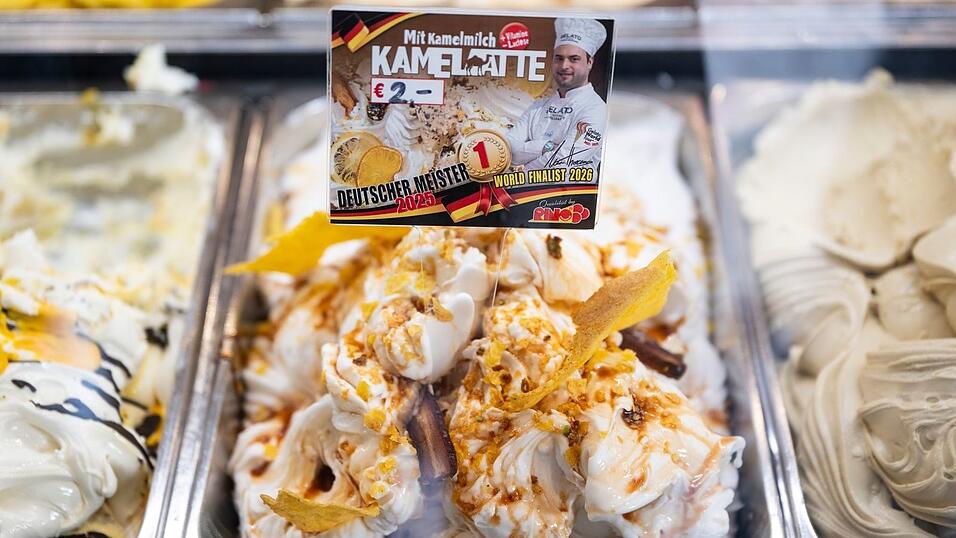 Kamelmilch-Eis liegt im Eiscafe Rino in der Auslage.