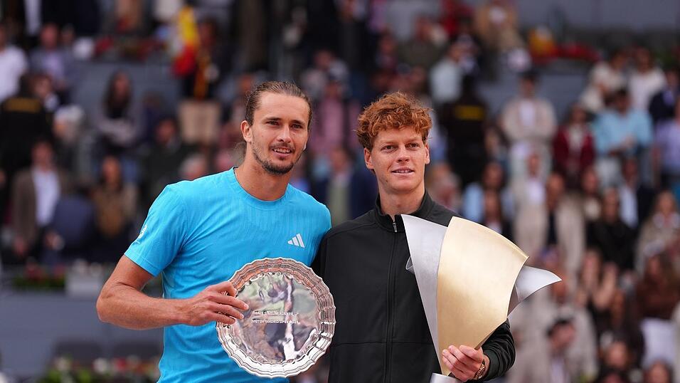 Alexander Zverev (l) muss sich mit dem Preis f&uuml;r den unterlegenen Finalisten begn&uuml;gen.