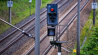 Deutschlands Schienennetz stößt schon seit Jahrzehnten an seine Belastungsgrenzen. Deutschlands Schienennetz stößt schon seit Jahrzehnten an seine Belastungsgrenzen.