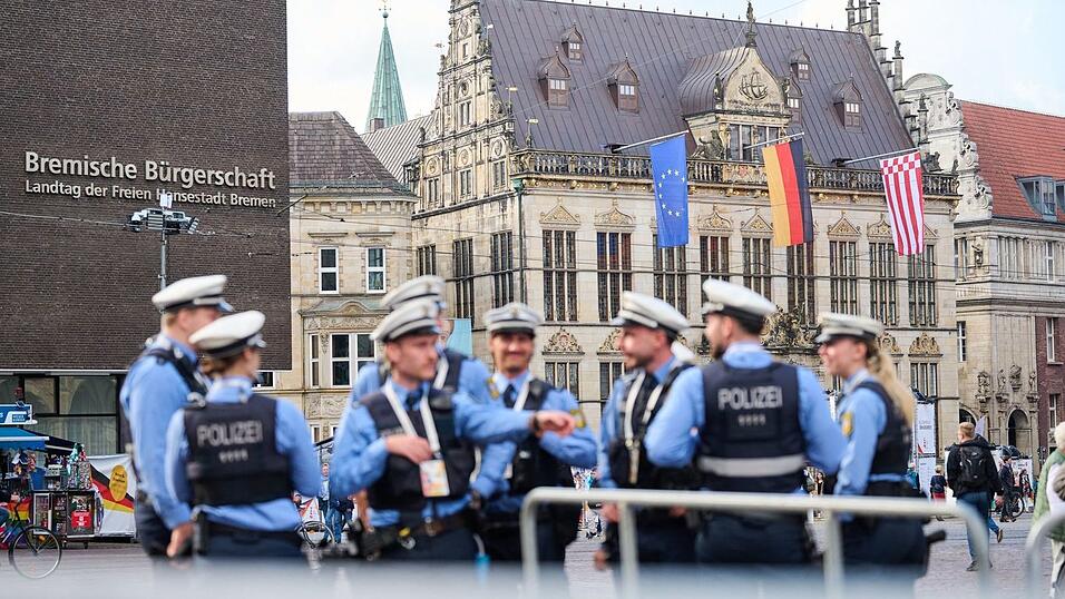 Rund um den Tag der Deutschen Einheit sind zahlreiche Polizisten und Polizistinnen in Bremen unterwegs. Rund um den Tag der Deutschen Einheit sind zahlreiche Polizisten und Polizistinnen in Bremen unterwegs.