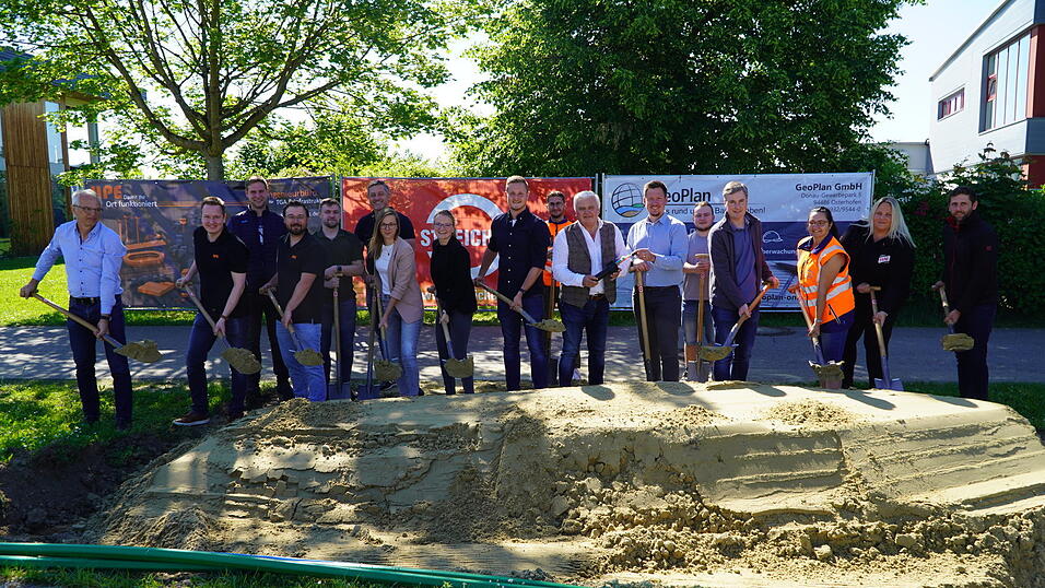 Franz Hofmann (Geschäftsführer HPE), Thomas Hofbauer (HPE), Michael Stettmer (KU), Alexander Hirschhorn (HPE), Vasilij Volkov (Geoplan), Christian Pfeffer (Vorstand KU), Carina Spieleder (Geoplan), Veronika Schwarz (stellvertretende Geschäftsleiterin VG Schwarzach), Fabian Kilger (Bauamtsleiter VG Schwarzach), Stefan Riedl (Streicher), Niederwinklings Bürgermeister Ludwig Waas, Christian Lorenz (Telekom), Christoph Seidl (Streicher), Matthias Kufner (Streicher), Sarah Schmidt (Streicher), Carmen Wiedemann,Telekom, von links. Franz Hofmann (Geschäftsführer HPE), Thomas Hofbauer (HPE), Michael Stettmer (KU), Alexander Hirschhorn (HPE), Vasilij Volkov (Geoplan), Christian Pfeffer (Vorstand KU), Carina Spieleder (Geoplan), Veronika Schwarz (stellvertretende Geschäftsleiterin VG Schwarzach), Fabian Kilger (Bauamtsleiter VG Schwarzach), Stefan Riedl (Streicher), Niederwinklings Bürgermeister Ludwig Waas, Christian Lorenz (Telekom), Christoph Seidl (Streicher), Matthias Kufner (Streicher), Sarah Schmidt (Streicher), Carmen Wiedemann,Telekom, von links.