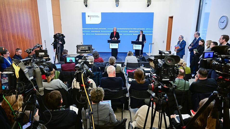 Andrang herrscht bei B&auml;rbel Bas, als sie die Kommissionsergebnisse vorstellt.