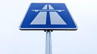 Die A96 ist bei Wangen im Allgäu in Richtung Memmingen gesperrt. (Symbolbild) Die A96 ist bei Wangen im Allgäu in Richtung Memmingen gesperrt. (Symbolbild)