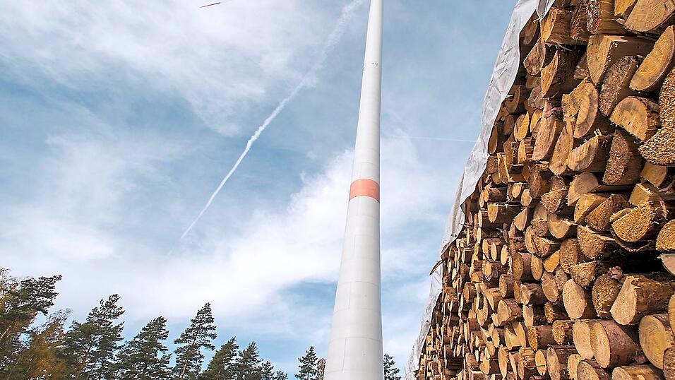 In Betrieb gingen im vergangenen Jahr in Bayern acht Windanlagen. Zugleich gingen 2021 zwei Anlagen wieder vom Netz. Eine Bilanz, die sich nicht mit ehrgeizigen Klimazielen deckt, wenn Windkraft dabei eine Rolle spielen soll. Die CSU ist der Ansicht, in Bayern eignen sich nur wenige Fl&auml;chen f&uuml;r Windkraft.