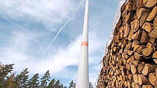 In Betrieb gingen im vergangenen Jahr in Bayern acht Windanlagen. Zugleich gingen 2021 zwei Anlagen wieder vom Netz. Eine Bilanz, die sich nicht mit ehrgeizigen Klimazielen deckt, wenn Windkraft dabei eine Rolle spielen soll. Die CSU ist der Ansicht, in Bayern eignen sich nur wenige Fl&auml;chen f&uuml;r Windkraft.