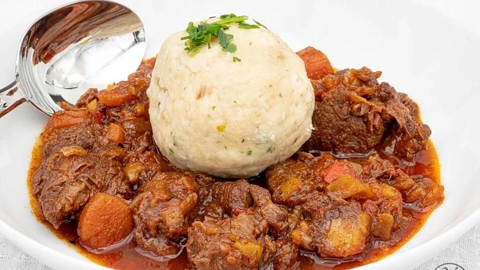 Gulasch mit Semmelknödel nach Omas Art.